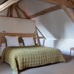 Bed ombouw en room devider op maat gemaakt. Deze meubels zijn gemaakt van rustiek eikenhout. Het ontwerp is landelijk stoer bijpassend bij de eiken gebinten.