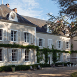 Renovatie van een Frans kasteel tot een prachtig design hotel. Hierin hebben wij de bestaande kozijnen en luiken vernieuwd en oude delen hersteld.