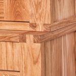 Servieskast op maat gemaakt. Deze kast is gemaakt van massief eikenhout en afgewerkt in een blanke matte olie.