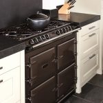 Op maat gemaakte keuken van eikenhout met paneeldeuren. In combinatie met een AGA Cooker. Aanrechtblad is van Belgisch hardsteen. Ieder ontwerp is mogelijk.