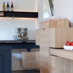 Industriële zwevende keuken op maat gemaakt, ontwerp van Roderick Vos. Deze keuken is een combinatie van blank eikenhout en een gepoedercoat stalen frame.