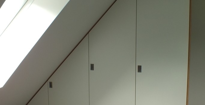 Garderobe kast onder schuine wand