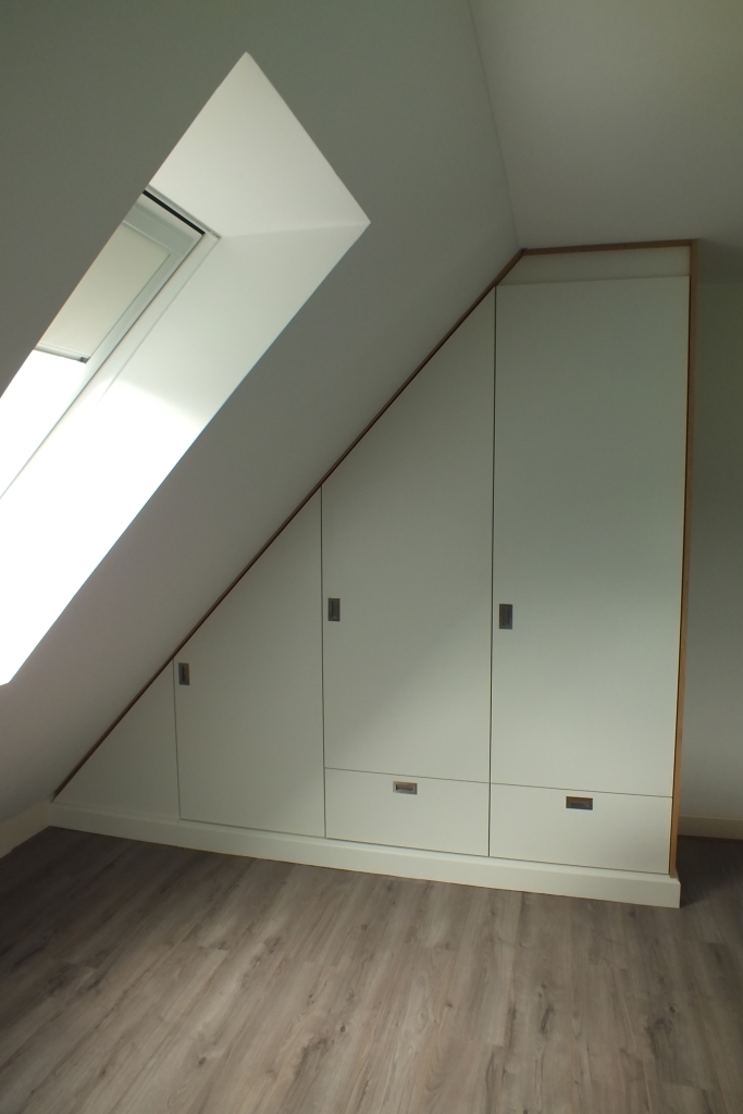 Verbazingwekkend Garderobe kast onder schuine wand - INhout RU-12