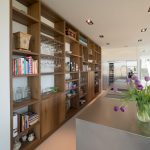 Massief rustieke eiken keuken, op maat gemaakt. De achterwand van de keuken heeft een kast met open vakken. Het RVS kookeiland is voorzien van eiken laden.