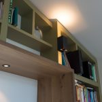 Boekenkast op maat gemaakt, meelopend in het lijnenspel van de buitengevel van de woning. De boekenkast is gemaakt van MDF in een warm groene kleur gespoten.