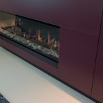 Kastenwand op maat gemaakt voor inbouw haard en TV. Deze kastenwand is gemaakt van MDF en op kleur gespoten. De deuren van de kast zijn tip-on/ greeploos.