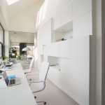 Op maat gemaakt bureau met bijbehorende dossierkast met inspringende kastdelen.