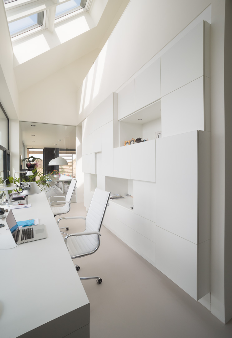 Op maat gemaakt bureau met bijbehorende dossierkast met inspringende kastdelen.