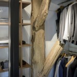 Garderobekast op maat gemaakt. Combinatie van eikenhouten planken, een origineel gebint en een glazen afscheidingswand met de slaapkamer.