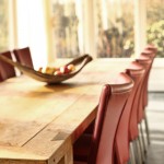 Op maat gemaakte massief eiken eetkamertafel met prachtige zwaluwstaartverbindingen. De tafel heeft een stoer onderstel met een horizontale voetenbalk.
