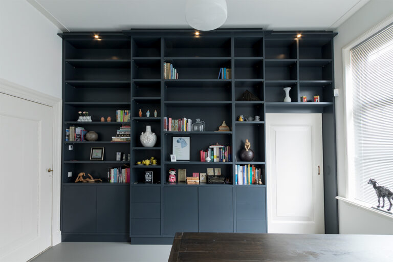 Maatwerk boekenkast gemaakt door INHOUT, meubelmakerij in Rolde.