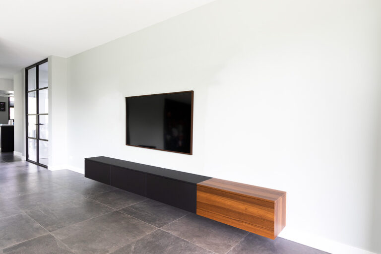 Maatwerk TV meubel gemaakt door INHOUT, meubelmakerij in Rolde.