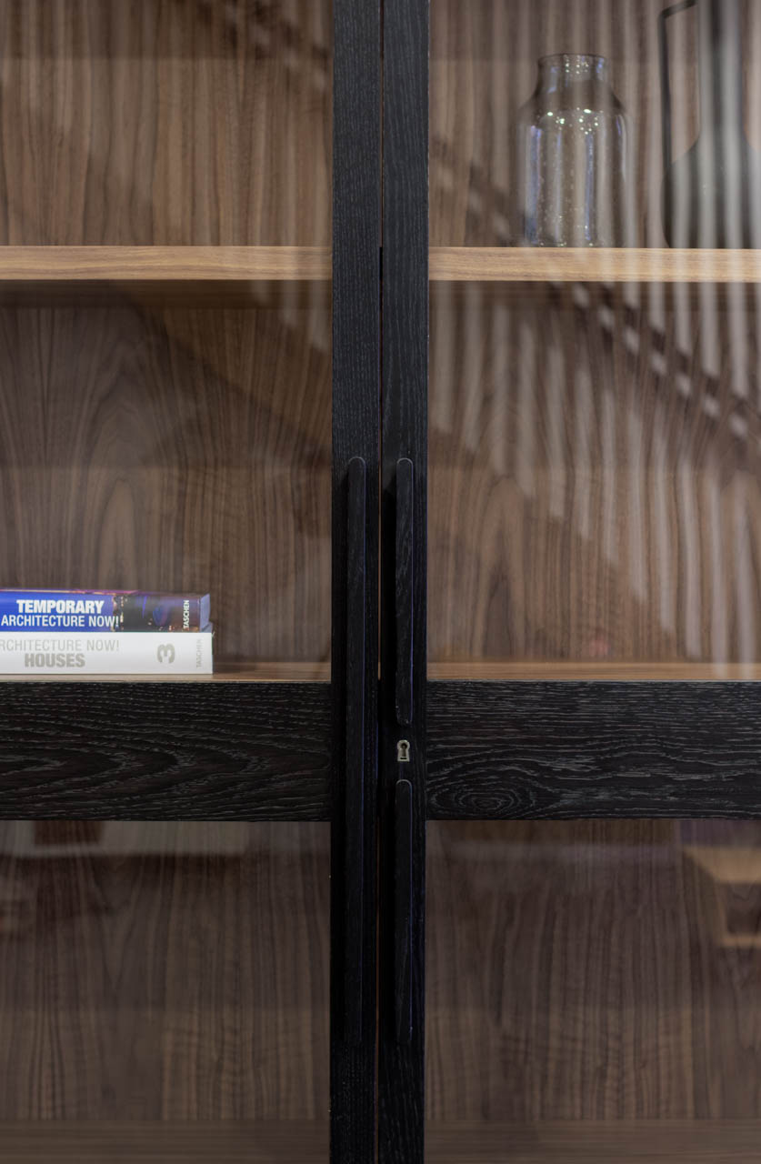 Detail glasdeuren in maatwerk boekenkast, gemaakt door INHOUT, meubelmakerij in Rolde.
