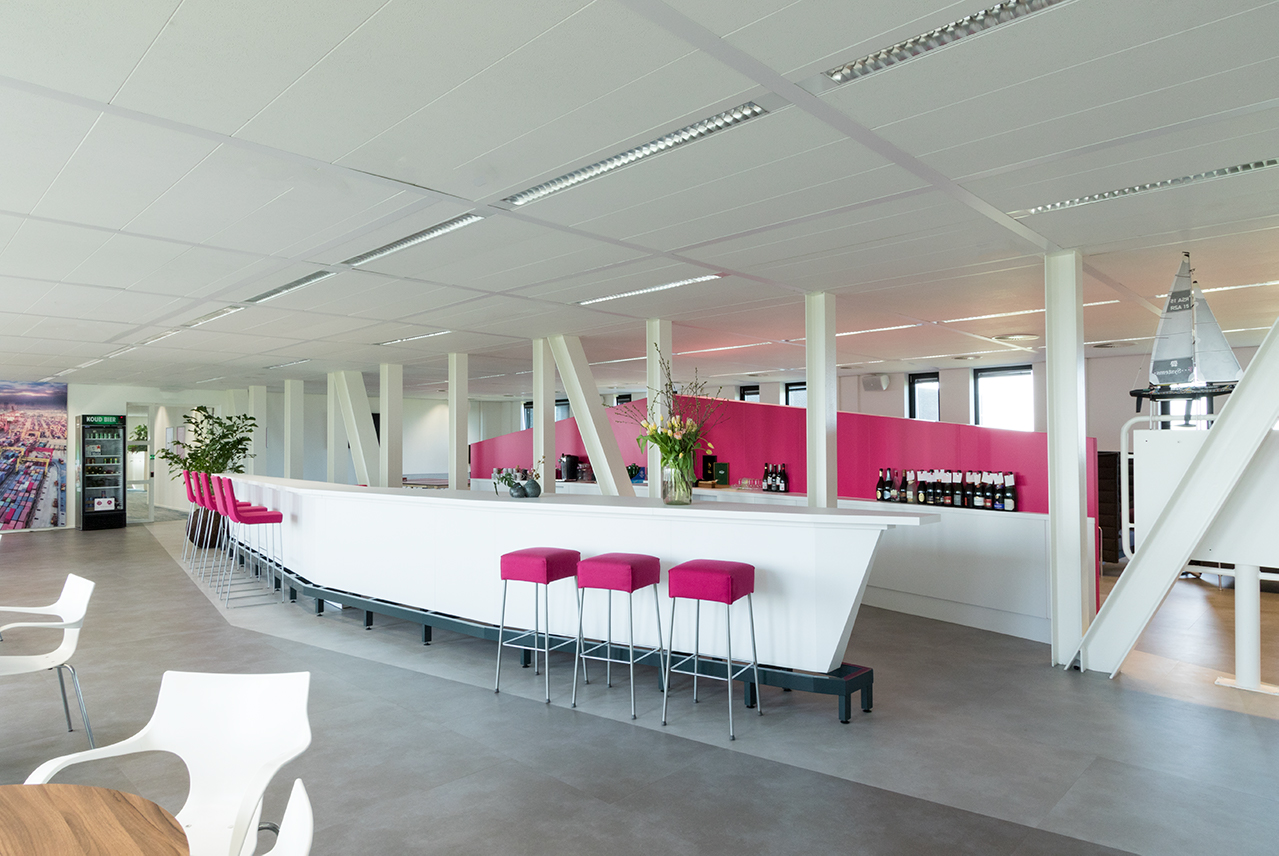 Maatwerk kantoor interieur door INHOUT, meubelmakerij in Rolde.