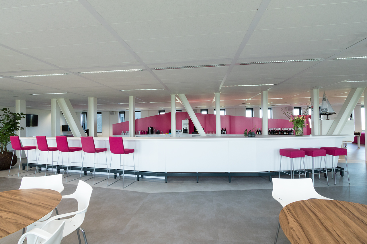 Maatwerk kantoor interieur door INHOUT, meubelmakerij in Rolde.