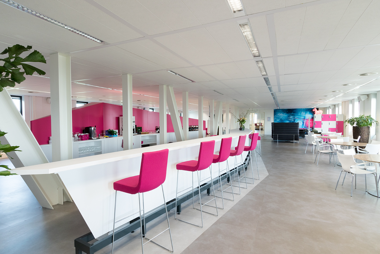 Maatwerk kantoor interieur door INHOUT, meubelmakerij in Rolde.