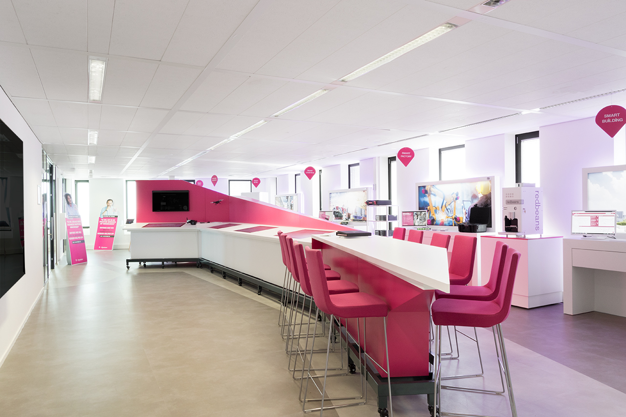 Maatwerk kantoor interieur door INHOUT, meubelmakerij in Rolde.