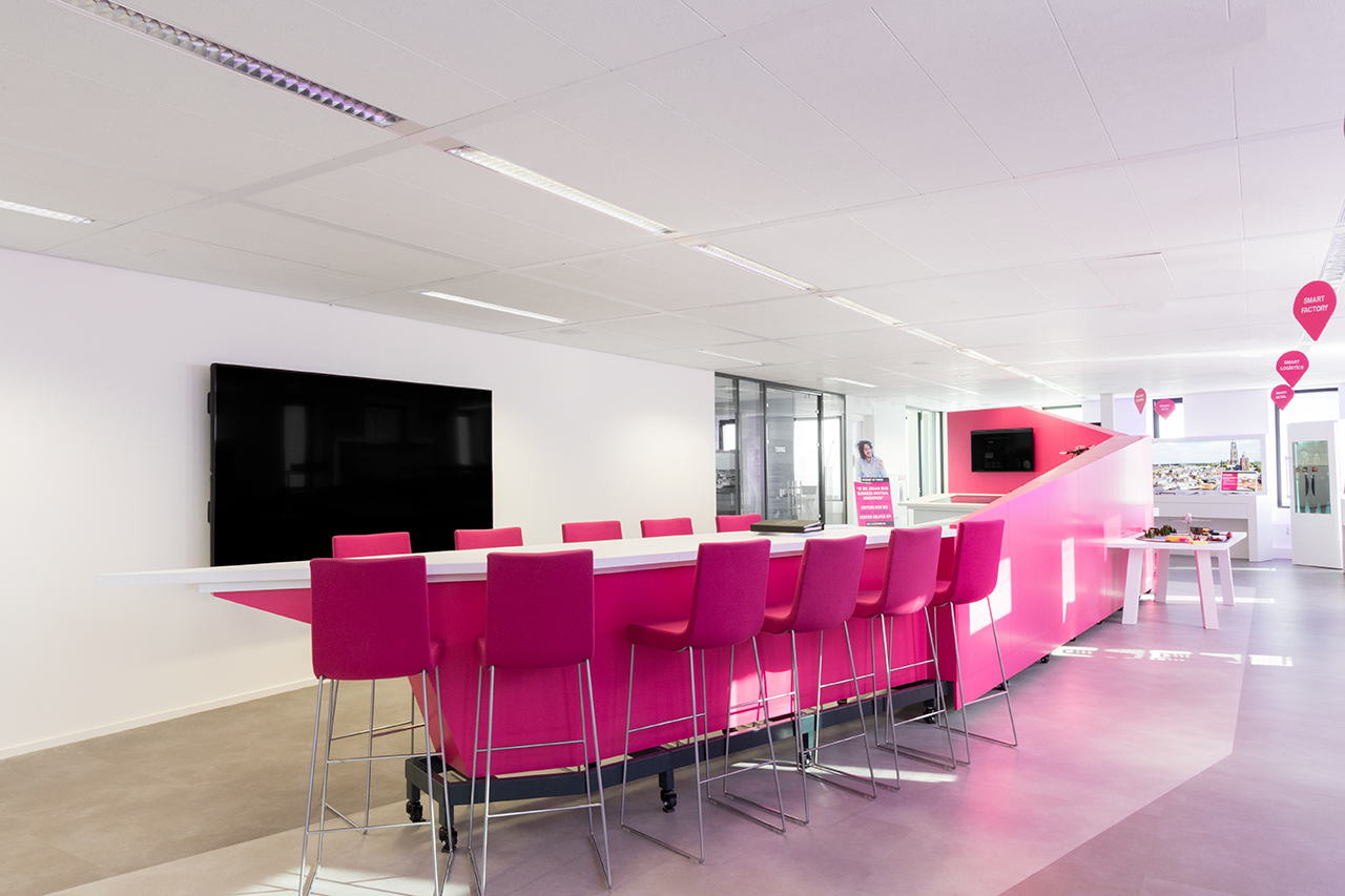 Maatwerk kantoor interieur door INHOUT, meubelmakerij in Rolde.