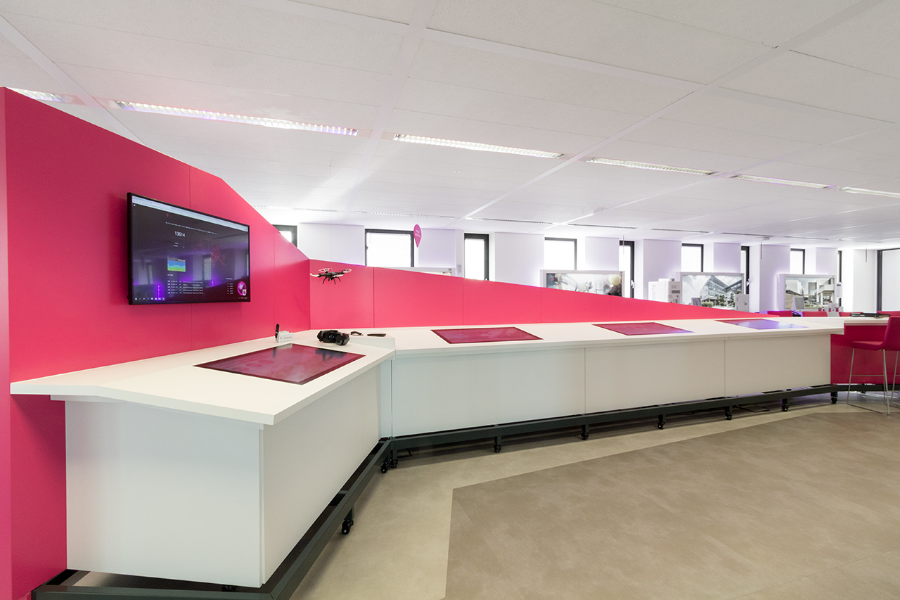 Maatwerk kantoor interieur door INHOUT, meubelmakerij in Rolde.