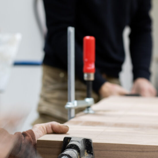 Produceren van maatwerk meubels door INHOUT, meubelmakerij in Rolde.