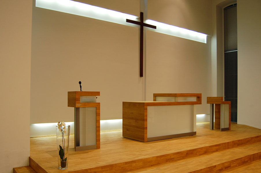 Maatwerk kerk interieur door INHOUT, meubelmakerij in Rolde.