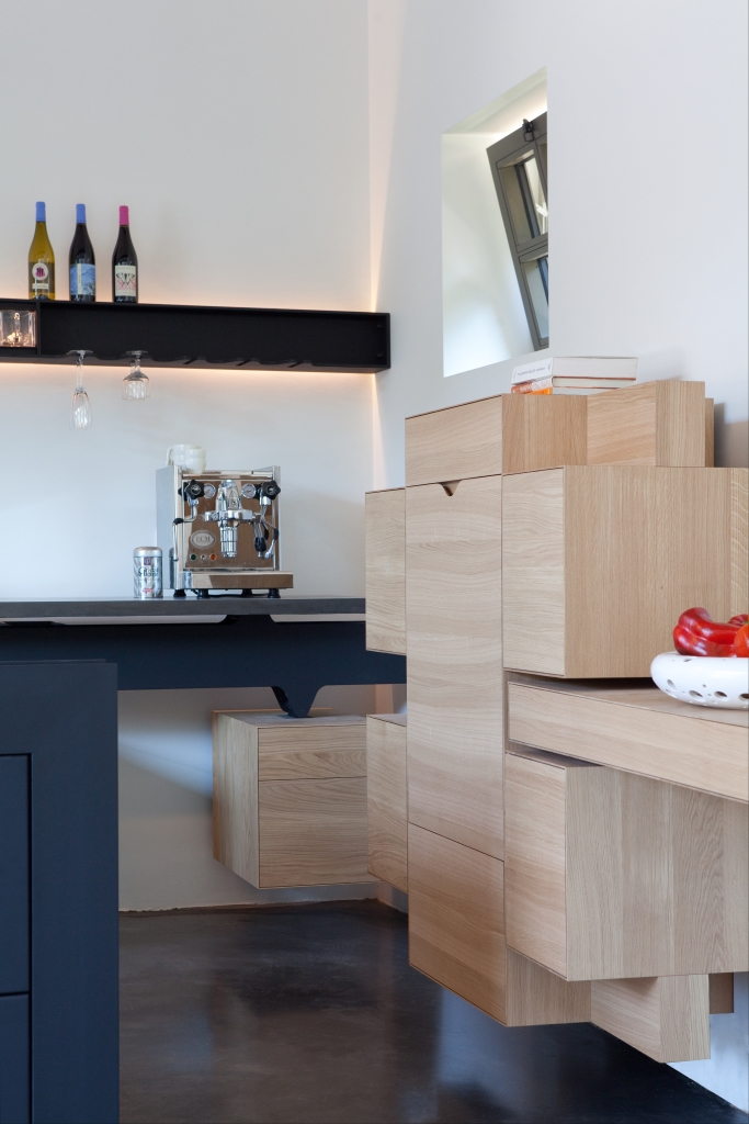 Keuken op maat, bestaande uit een kastenwand en een kookeiland. Deze keuken is gemaakt door INHOUT.