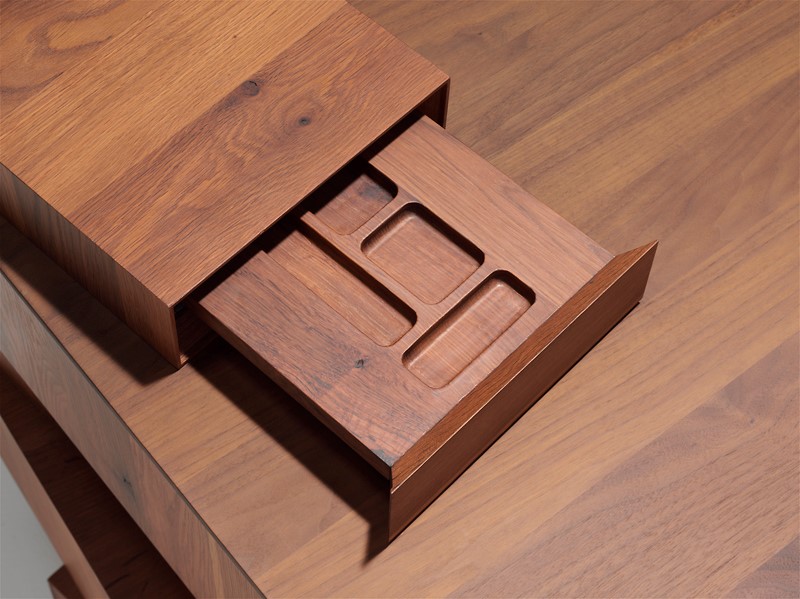 Detail in bureaulade, maatwerk bureau door INHOUT, meubelmakerij in Rolde.
