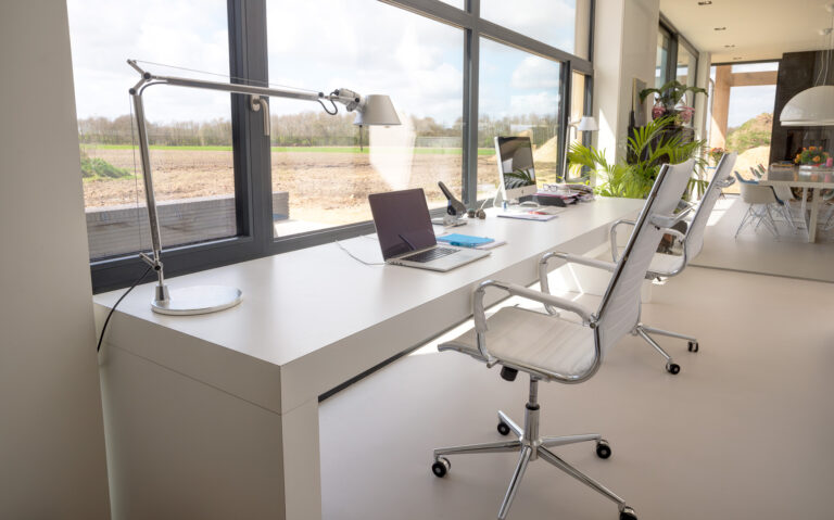 Maatwerk kantoor interieur door INHOUT, meubelmakerij in Rolde.