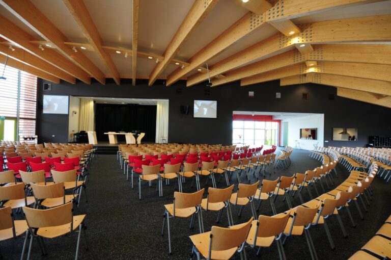 Maatwerk kerk interieur door INHOUT, meubelmakerij in Rolde.