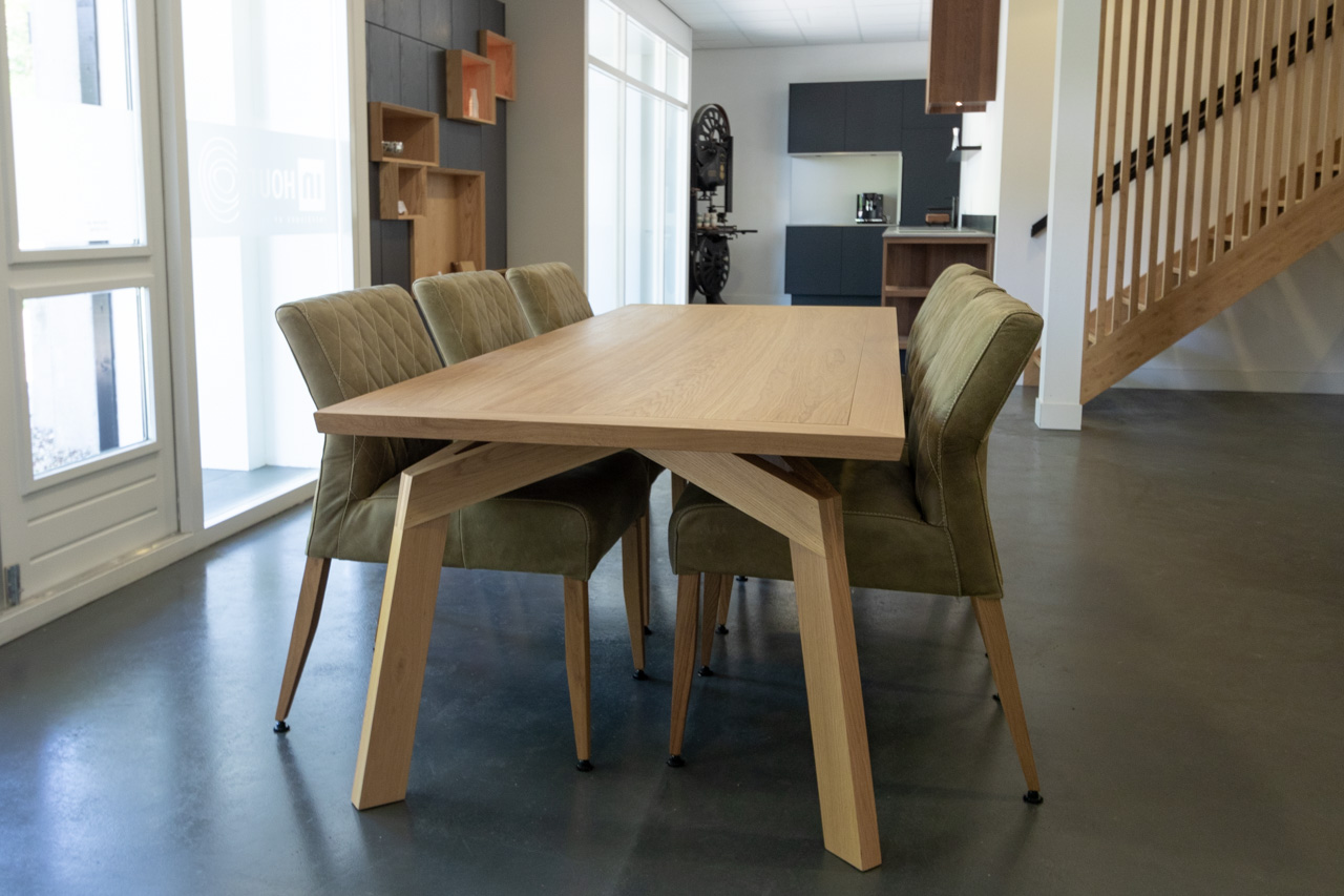 Eetkamertafel van massief eikenhout op maat gemaakt door INHOUT, meubelmakerij in Rolde.