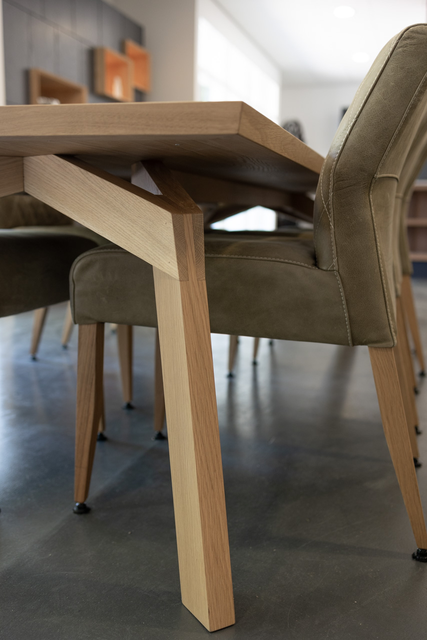 Eetkamertafel van massief eikenhout op maat gemaakt door INHOUT, meubelmakerij in Rolde.