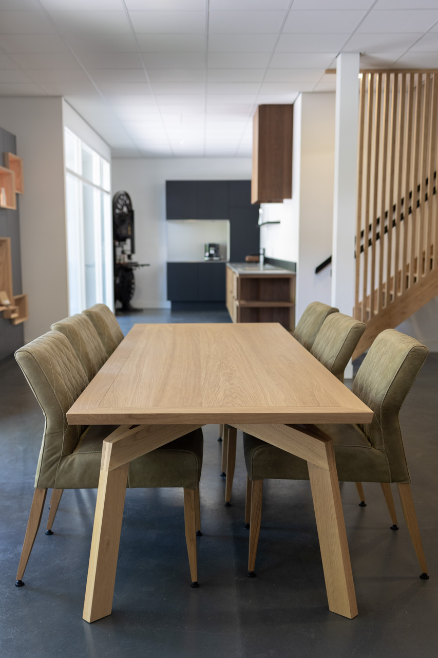 Eetkamertafel van massief eikenhout op maat gemaakt door INHOUT, meubelmakerij in Rolde.