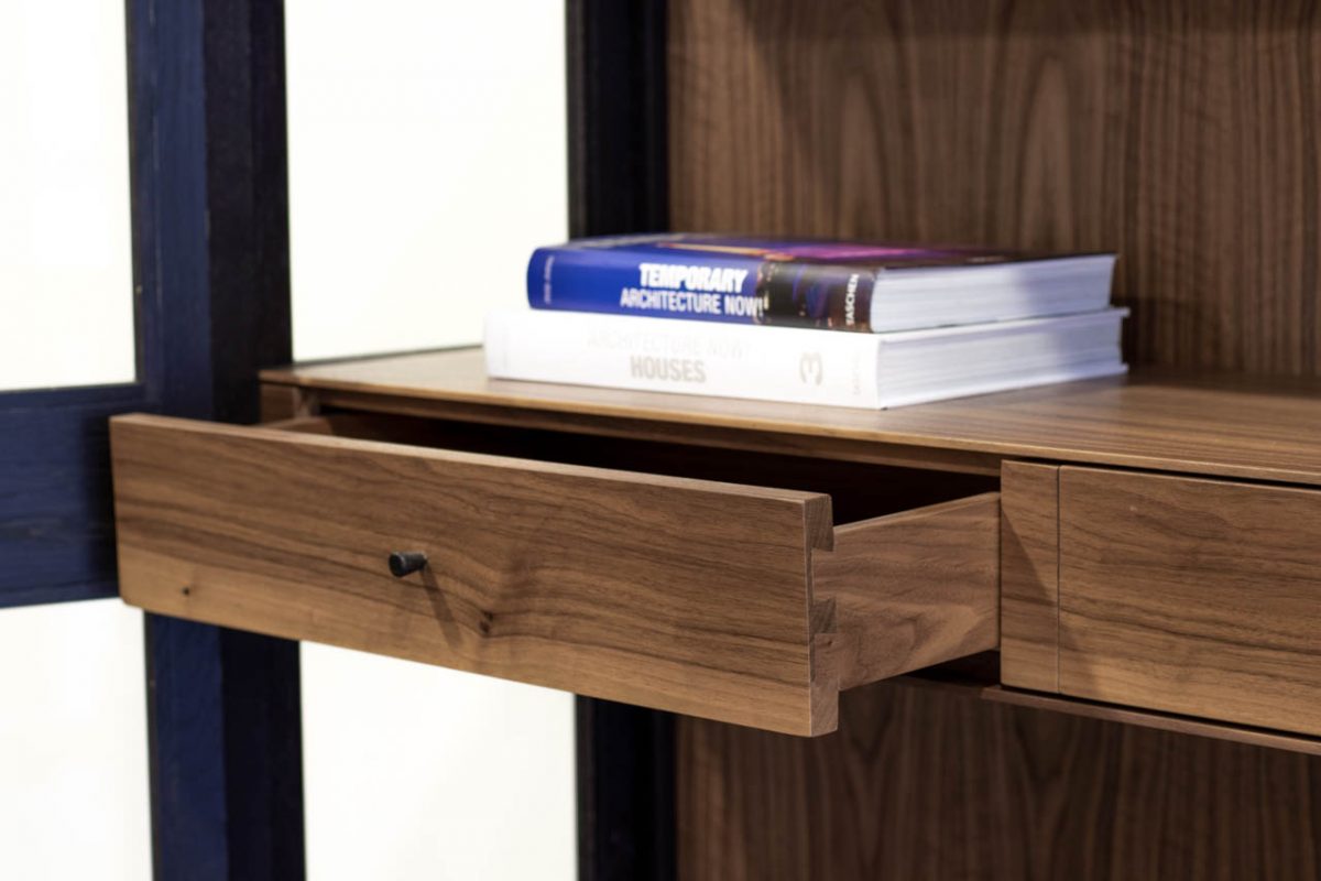 Detail lade in boekenkast op maat gemaakt door INHOUT, meubelmakerij in Rolde.