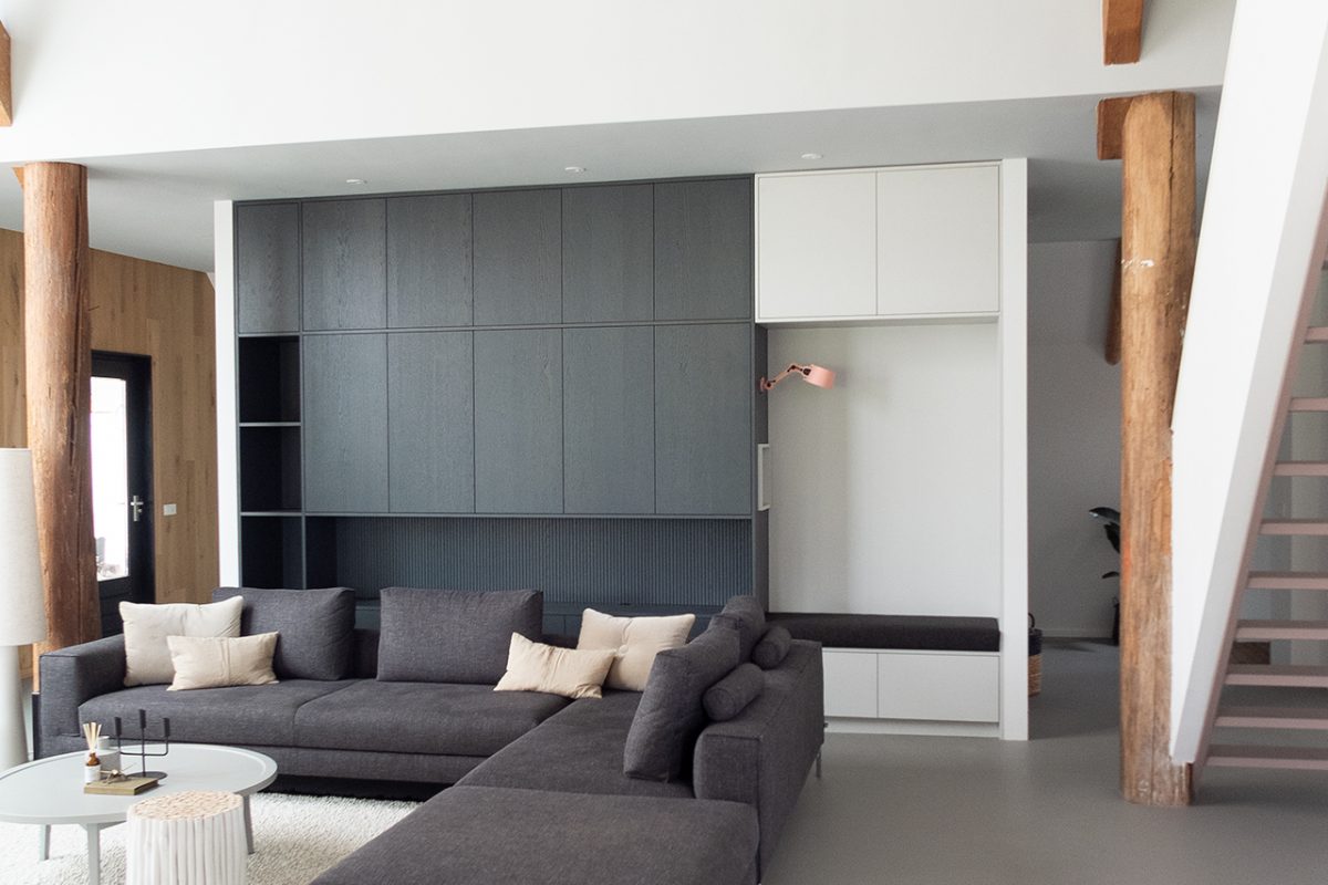 Kastenwand met zitgedeelte op maat gemaakt door INHOUT, meubelmakerij in Rolde.